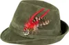 A green hat with a feather decoration. Voir les images du produit
