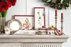 Christmas-themed tableware and decorations displayed on a mantelpiece. Voir les images du produit