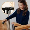A woman is shown interacting with a baby gate installed on a staircase. A close-up inset highlights the locking mechanism of the gate. Anteprima dell’immagine prodotto