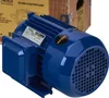 A blue electric motor is shown in front of its cardboard packaging. Voir les images du produit