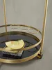Detailaufnahme des runden Flaschenhalters aus goldfarbenem Stahl, integriert in die untere Ablage des eleganten Speisewagens._#sku_SAFWL6.000# Produktbild-Vorschau