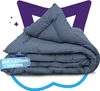 A folded gray duvet is presented against a white background with a purple graphic overlay. Produktbild-Vorschau