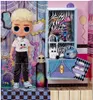 A doll and its accessories are displayed in a colorful, stylized room setting. Anteprima dell’immagine prodotto