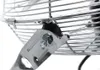 A close-up of the metal grille and mounting bracket of a fan. Voir les images du produit