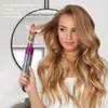 Frau verwendet einen grauen und magentafarbenen Auto-Wrap-Lockenwickler, um ihre langen, welligen blonden Haare zu stylen Podgląd zdjęcia produktu