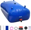 A blue collapsible water bladder with various accessories laid out below it. Voir les images du produit