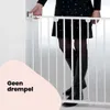 A person is demonstrating a white metal safety gate installed in a doorway. Anteprima dell’immagine prodotto