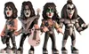Four stylized figures of the band KISS in their iconic costumes and makeup, holding musical instruments. Anteprima dell’immagine prodotto