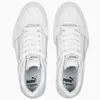 A top-down view of a pair of white Puma sneakers. Anteprima dell’immagine prodotto
