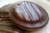 Close-up of chocolate-covered biscuits on a plate. Anteprima dell’immagine prodotto