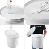 A collage of four images showing a white fermentation bucket with a fermentation lock and stopper, and a person holding the lid of the bucket. Voir les images du produit