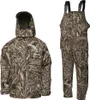 A camouflage jacket and bib overalls are displayed against a white background. Produktbild-Vorschau