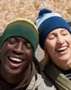 Two people wearing beanies and laughing outdoors. Anteprima dell’immagine prodotto