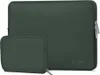 A dark green laptop sleeve and a smaller zippered pouch are shown side-by-side against a white background. Anteprima dell’immagine prodotto