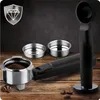 Espresso machine accessories, including a portafilter with coffee grounds, two filter baskets, and a coffee scoop, are displayed on a wooden surface against a dark textured background. A diamond logo is visible in the upper left corner. Anteprima dell’immagine prodotto