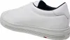 A side view of a white leather sneaker. Voir les images du produit