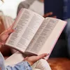NKJV, Gift and Award Bible, Leather-Look, White, Red Letter Náhľad obrázku produktu 3