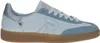 A side view of a white and light blue athletic shoe with a brown sole. Voir les images du produit