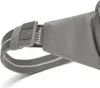 A close-up view of a gray strap with a plastic buckle and a tag. Voir les images du produit