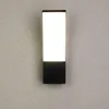 A black and white rectangular outdoor wall light mounted on a textured gray wall. Anteprima dell’immagine prodotto