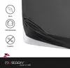 Close-up of a dark gray fitted sheet on a mattress, with icons and text describing product features on the left side, and brand logo at the bottom. Produktbild-Vorschau