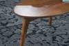 Couchtisch 2er Set Sheesham Massivholz Braun, Detailansicht der geschwungenen Tischplatte und Holzbeine. Podgląd zdjęcia produktu