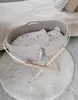 Lit pour bébé Boho fait main beige clair avec matelas Voir les images du produit 2