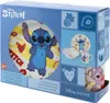 The image shows the retail packaging of a Disney Stitch 3-piece dinnerware set. The packaging is predominantly blue and features illustrations of Stitch and other related graphics. Voir les images du produit