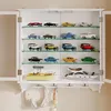 SoBuy Wandvitrine FSB114-E-W im Wohnzimmer, geöffnete Türen zeigen 12 Modellautos und zwei Yachten auf Glasböden Voir les images du produit
