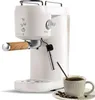 A white electric coffee machine with a wooden handle, shown with a cup of coffee and coffee beans. Produktbild-Vorschau