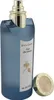 Bvlgari Eau Parfumée au thé bleu in blauer Glasflasche mit sichtbarem Zerstäuber und goldener Verschlusskappe mit Gravur im Vordergrund. Produktbild-Vorschau