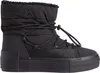 A black Calvin Klein snow boot with a platform sole. Voir les images du produit