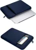 A navy blue laptop sleeve with a laptop partially inserted, and a second image showing a phone and pens in the sleeve's pocket. Anteprima dell’immagine prodotto