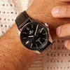 A close-up shot of a man's wrist wearing a black Casio Edifice watch. Voir les images du produit