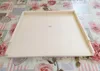 A wooden tray is placed on a patterned tablecloth with floral designs. Anteprima dell’immagine prodotto