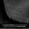 Close-up of the edge of a dark-colored fleece blanket, showing the stitching and hem. Produktbild-Vorschau