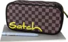 A pencil case with a checkered pattern, a pen, and a notebook on a white background. Produktbild-Vorschau