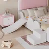 A child's bed with a slide and stairs, next to a pink nightstand. Anteprima dell’immagine prodotto