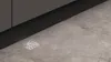 A close-up shot of a dishwasher's projection on the floor, displaying the remaining time and a symbol. Produktbild-Vorschau