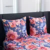A close-up view of a floral patterned duvet cover and pillowcases on a bed. Anteprima dell’immagine prodotto
