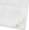 A close-up view of a white comforter with a floral pattern and a brand label. Produktbild-Vorschau