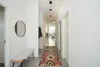 A modern hallway with a bench, mirror, and a runner rug. Anteprima dell’immagine prodotto