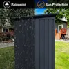 A dark gray metal shed is shown in a backyard setting, with one side depicted as being exposed to rain and the other side in sunlight. Anteprima dell’immagine prodotto