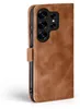 A close-up side view of a brown leather flip phone case for a Samsung Galaxy S25 Ultra. Produktbild-Vorschau