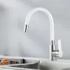A modern kitchen faucet with a white flexible spout and silver base is shown in a sink. Produktbild-Vorschau