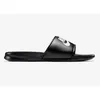 A black Nike slide sandal with a white Nike logo on a plain white background. Anteprima dell’immagine prodotto