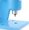 Close-up view of the tip of a blue tool with a metal component. Anteprima dell’immagine prodotto
