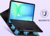 A tablet with a keyboard case is shown, with a graphic indicating magnetic attachment. Anteprima dell’immagine prodotto