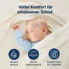 A sleeping baby is covered by a soft blanket, with marketing icons and text highlighting product features. Produktbild-Vorschau