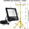 A 200W LED floodlight with a tripod stand, showing dimensions and specifications. Voir les images du produit